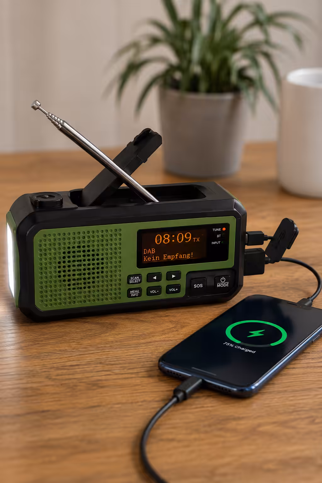 Noodradio wordt gebruikt als powerbank in noodsituaties